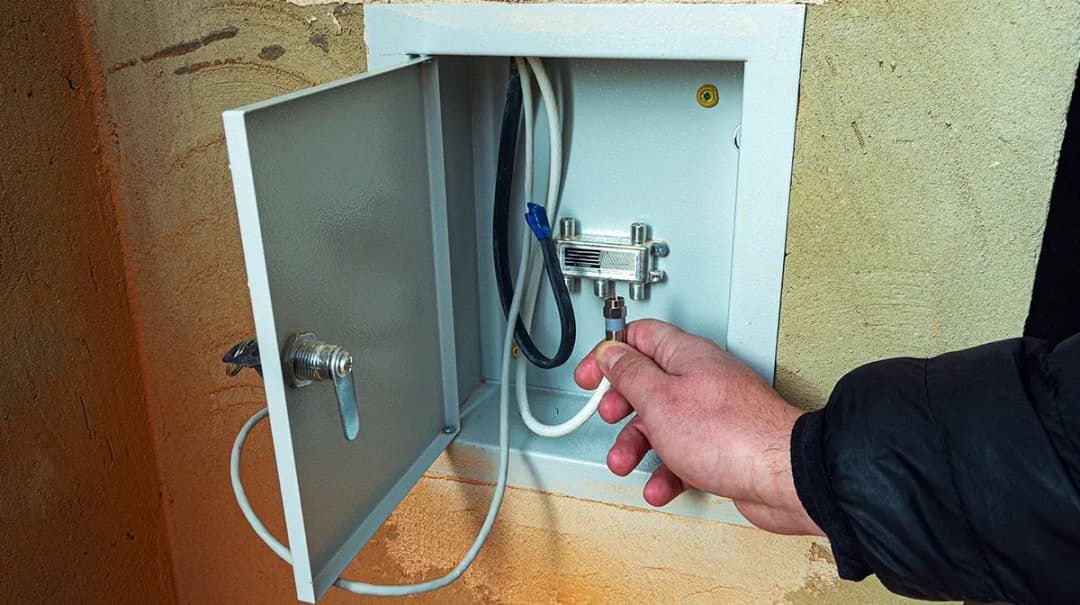 Jak bez stresu podłączyć telewizor do gniazda antenowego krok po kroku