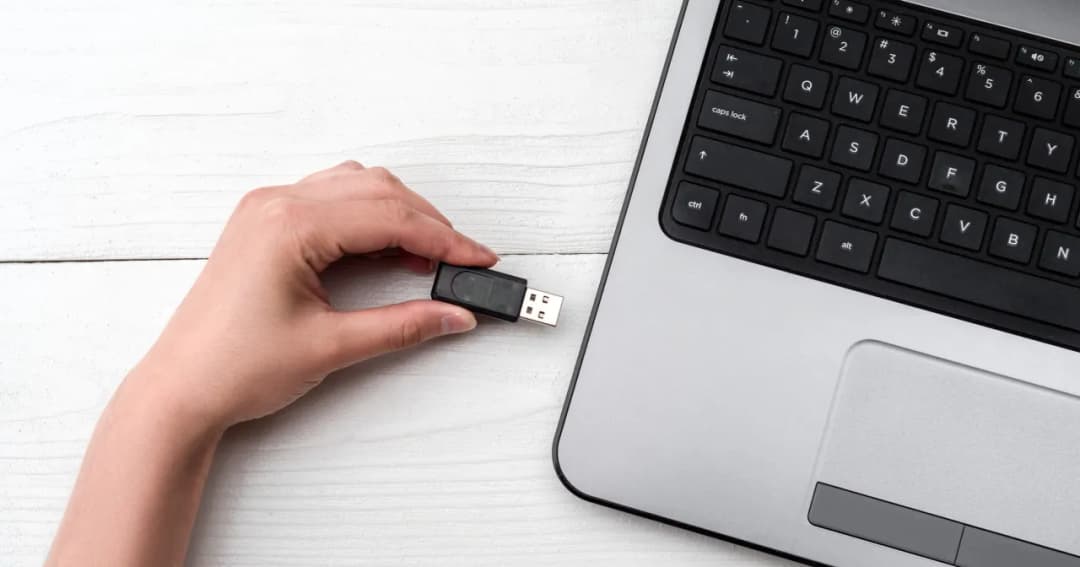 Jak szybko i bez problemów zgrać muzykę z laptopa na pendrive – proste kroki