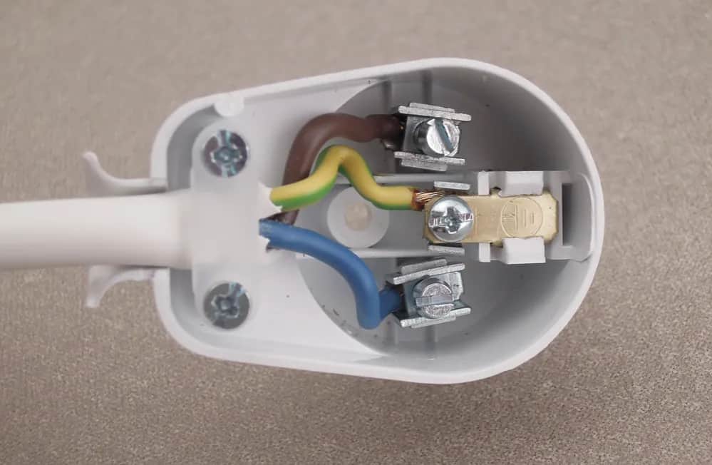 Jak podłączyć kable do wtyczki: 8 kroków bezpiecznej instalacji