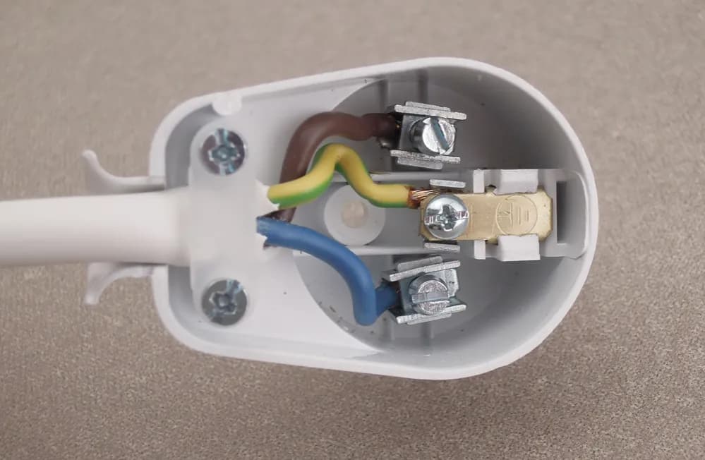 Jak podłączyć kable do wtyczki: 8 kroków bezpiecznej instalacji