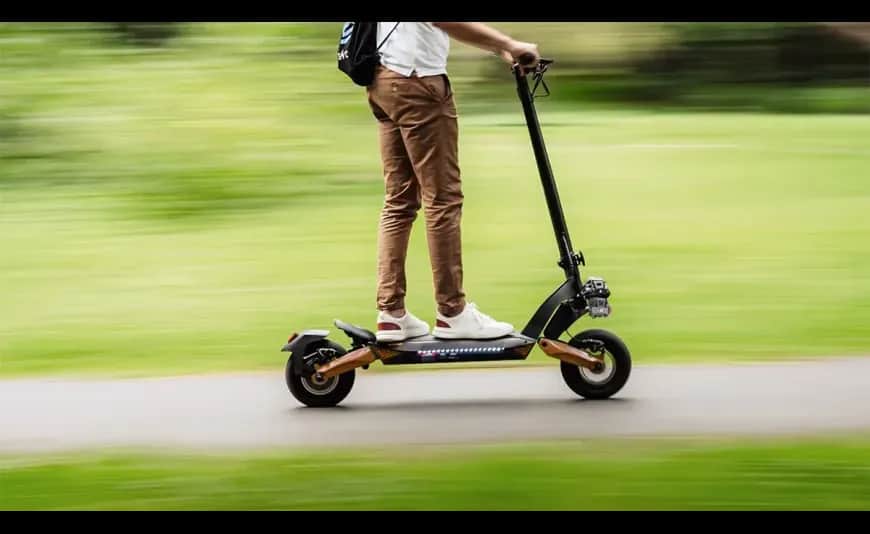 Jaki zasięg ma hulajnoga elektryczna? Odkryj, co wpływa na dystans