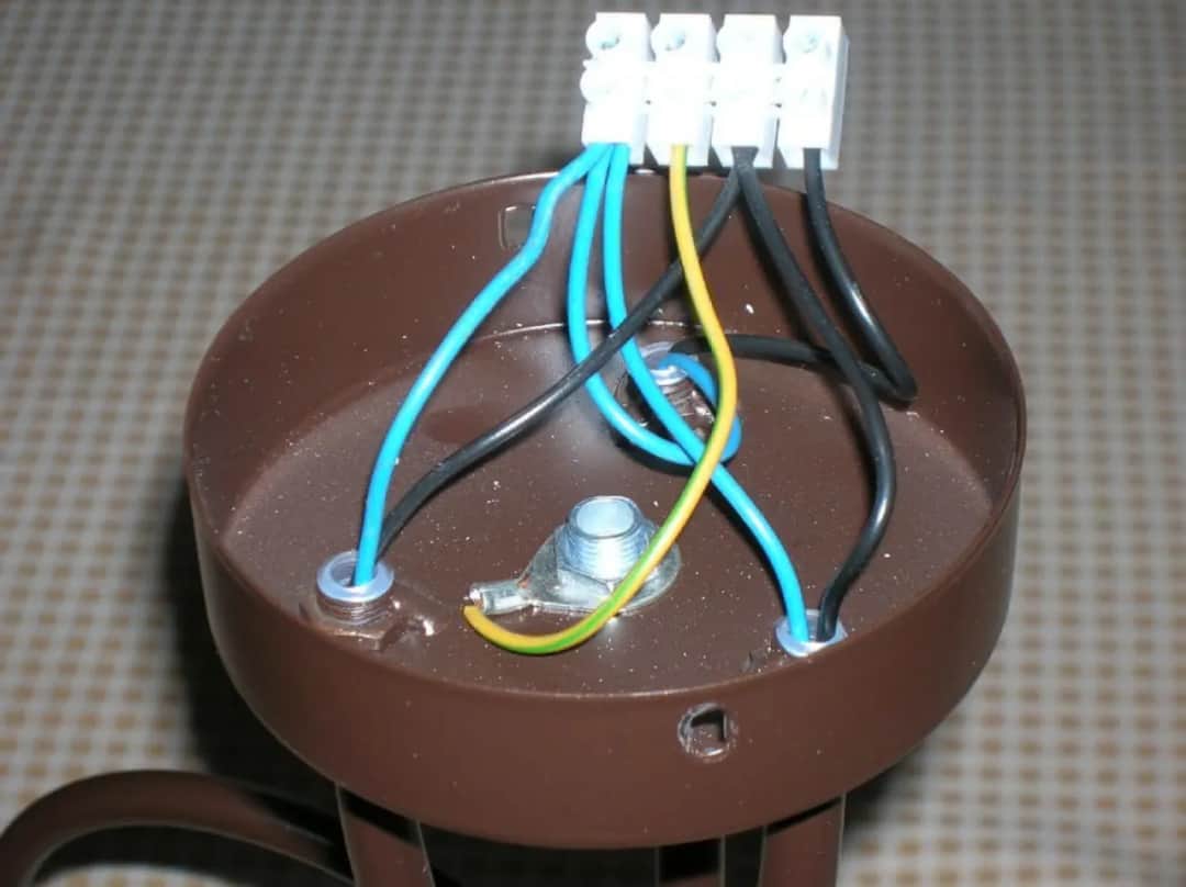 Jak podłączyć żyrandol na 4 żarówki z 3 kablami bez błędów?