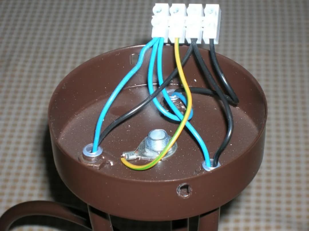 Jak podłączyć żyrandol na 4 żarówki z 3 kablami bez błędów?