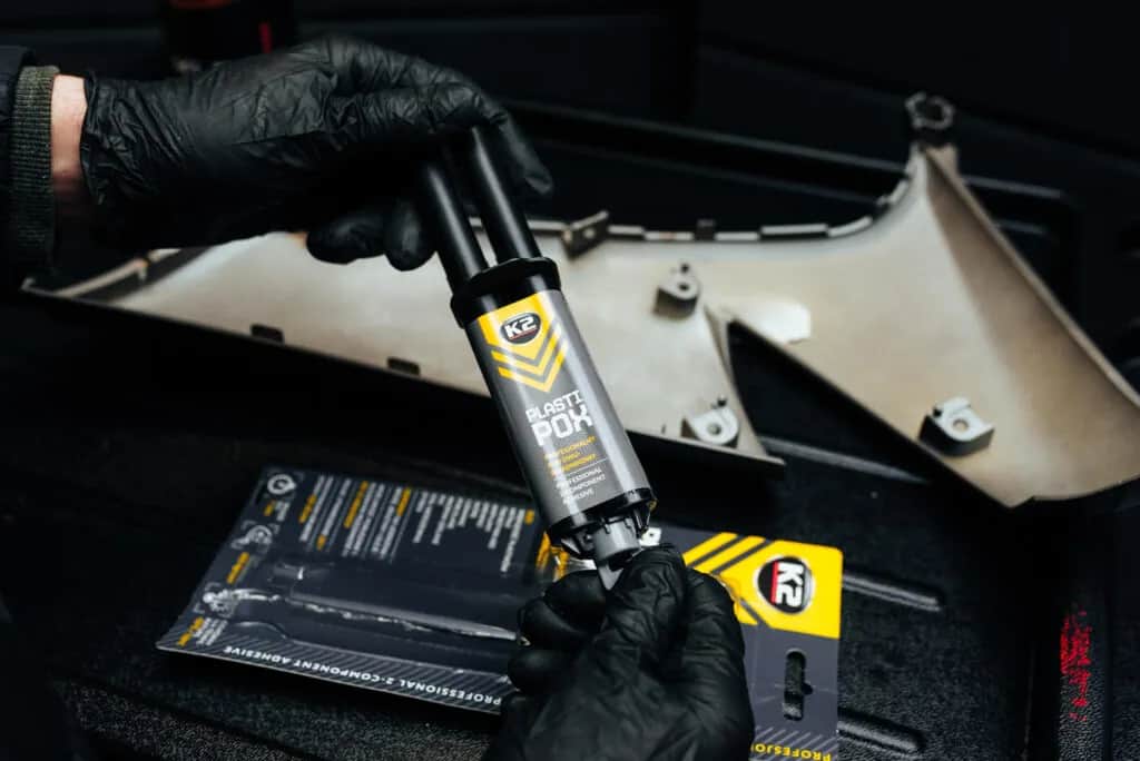 Kleje do plastiku - Jaki mocny klej do plastiku samochodowego wybrać?