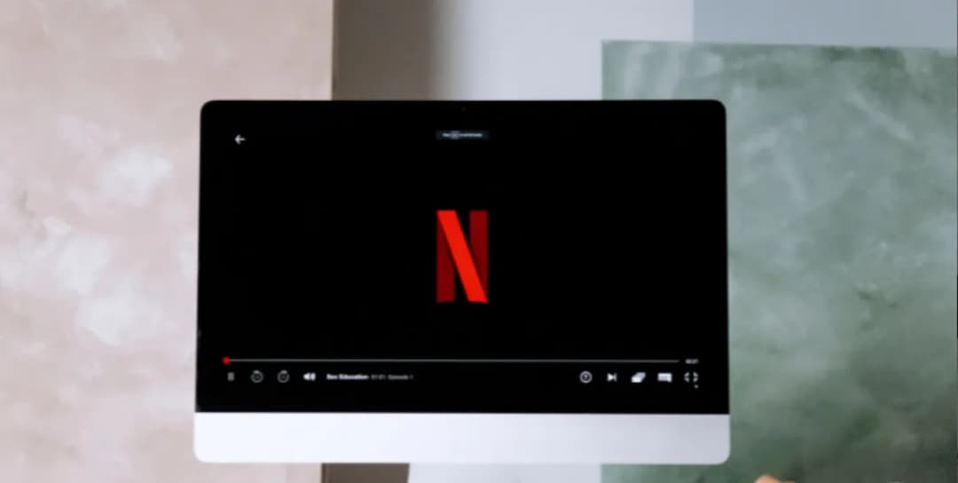 Jak pobrać film z Netflix? Prosty sposób na oglądanie offline